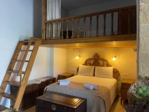 ein Schlafzimmer mit einem großen Bett und einer Holztreppe in der Unterkunft Kamara Cottage - Traditional Stone House in Malona Village