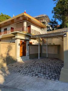 Una casa con un gran camino de entrada al frente. en Arta Villa Amed, en Amed