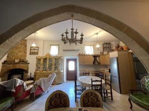 eine Küche und ein Esszimmer mit einem Torbogen in der Unterkunft Kamara Cottage - Traditional Stone House in Malona Village + 11 Fotos