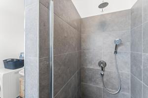 a shower with a glass door in a bathroom at Nexstay Zentral für bis zu 6 nähe Bahnhof in Neumarkt in der Oberpfalz +17 photos
