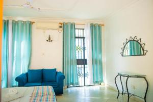 Khu vực ghế ngồi tại Shikara Apartments