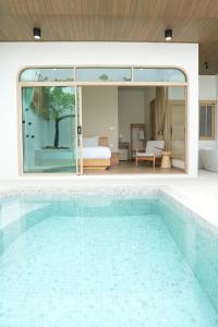 a swimming pool in a house with a bedroom at Bangsaen Casa Riva in Bangsaen