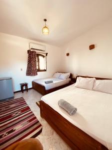 Postel nebo postele na pokoji v ubytování Zad & Safar Long Accommodation