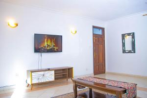 TV a/nebo společenská místnost v ubytování Shikara Apartments