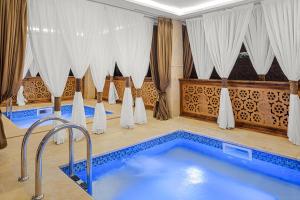 une piscine dans une pièce avec des rideaux dans l'établissement Albatros Makadi Resort - 24 HRS All Inclusive, à Hurghada