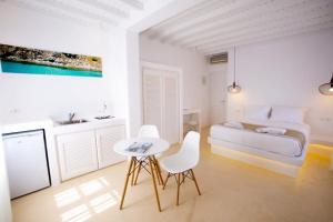 Seethrough Mykonos Suites客房内的一张或多张床位