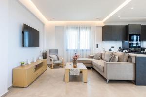 una sala de estar con un sofá y una mesa en Villa Calissea, en Agia Pelagia