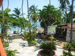 uitzicht op het strand vanaf het resort bij Rincon del Pacifico in Puerto Escondido