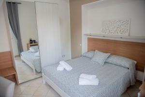 a bedroom with a bed with towels on it at La Magnolia in Centola