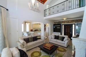 een woonkamer met twee banken en een tafel bij Tekce Tranquil Nature Villa Yesiluzumlu N17 in Fethiye