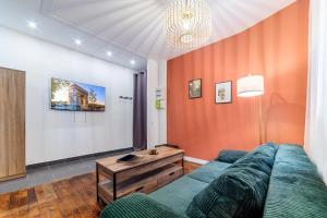 una sala de estar con un sofá y una mesa en Le Parmentier - RER C à 5min, Self-Checkin, en Vitry-sur-Seine