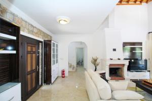 een woonkamer met witte meubels en een open haard bij Tekce Tranquil Nature Villa Yesiluzumlu N17 in Fethiye +51 foto's