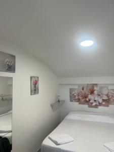 una camera da letto con un letto con fiori sul muro di Da Mary a Ponza