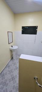 ein Badezimmer mit Waschbecken und Toilette in der Unterkunft Meu lugar! in Manaus