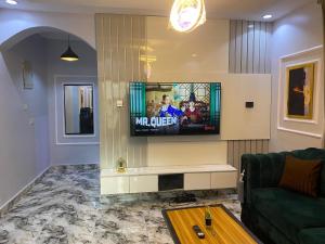 Televisyen dan/atau pusat hiburan di Live By The Water 2-Bed-Apt With FAST Wi-Fi And Secured