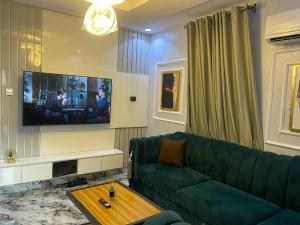 Televisyen dan/atau pusat hiburan di Live By The Water 2-Bed-Apt With FAST Wi-Fi And Secured