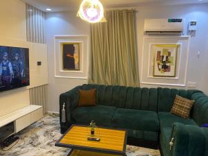 Ruang duduk di Live By The Water 2-Bed-Apt With FAST Wi-Fi And Secured