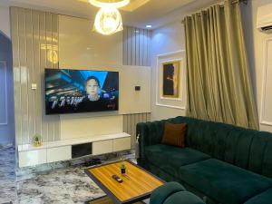 Ruang duduk di Live By The Water 2-Bed-Apt With FAST Wi-Fi And Secured