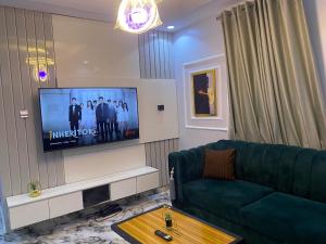 Televisyen dan/atau pusat hiburan di Live By The Water 2-Bed-Apt With FAST Wi-Fi And Secured