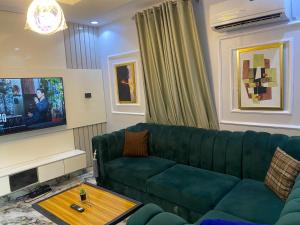 Ruang duduk di Live By The Water 2-Bed-Apt With FAST Wi-Fi And Secured