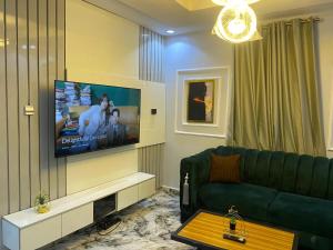Televisyen dan/atau pusat hiburan di Live By The Water 2-Bed-Apt With FAST Wi-Fi And Secured