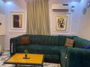 Ruang duduk di Live By The Water 2-Bed-Apt With FAST Wi-Fi And Secured