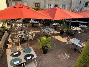 Un restaurante u otro lugar para comer en Le Victor Hugo - Hôtel et Restaurant - Logis Hôtels