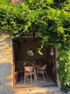 Un jardín fuera de Le Victor Hugo - Hôtel et Restaurant - Logis Hôtels