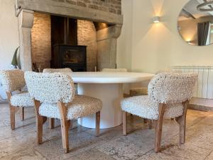 Un lugar para sentarse en Le Victor Hugo - Hôtel et Restaurant - Logis Hôtels