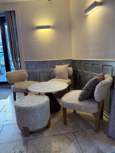 Un lugar para sentarse en Le Victor Hugo - Hôtel et Restaurant - Logis Hôtels
