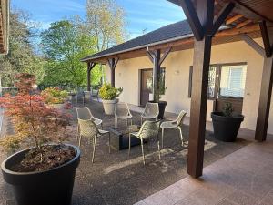 Un jardín fuera de Le Victor Hugo - Hôtel et Restaurant - Logis Hôtels