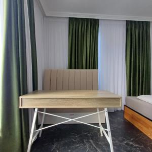 a desk in a room with green curtains at Casa Noa in Marginea
