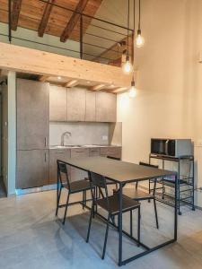 a dining room with a table and chairs in a kitchen at ai Parlenti 25 - openspace in Tirano