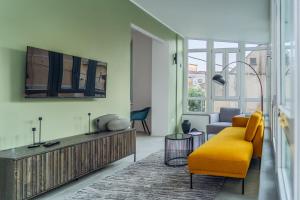 TV a/nebo společenská místnost v ubytování Casa & Piscina nel centro di Salerno Amalfi Coast