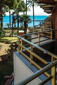 a row of bleachers with the beach in the background at Apartamentos Marina sol de España in Cambrils