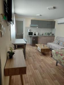 una sala de estar con un sofá y una mesa en 3SYS Apartment 403, en Kalamaki