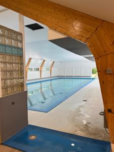 an overhead view of a swimming pool in a building at La Cachette De Durbuy - Chalet 203 in Durbuy
