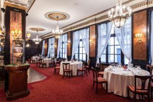 A restaurant or other place to eat at Danubius Hotel Astoria City Center