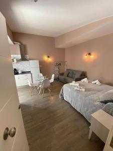 a bedroom with a bed and a table and a couch at Apartamentos Basílica Santa Eulalia PARKING GRATIS in Merida