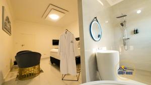 布拉瓦约Hardy House- Kent的浴室里有一件白色浴袍和一张床。 更多127张照片