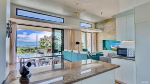 サン・ドニにあるVilla Cacao - avec piscine et vue mer - Nosy Beのキッチン、リビングルームが備わります。