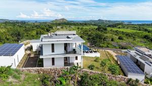 サン・ドニにあるVilla Cacao - avec piscine et vue mer - Nosy Beの太陽パネル付白屋風空中