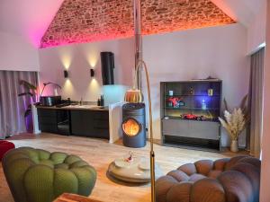 a living room with a wood stove and a kitchen at Mont Evasion Spa in Tanis