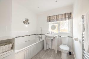 Et badeværelse på Spacious 6 Bedroom House in Maidenhead Windsor + 11 billeder