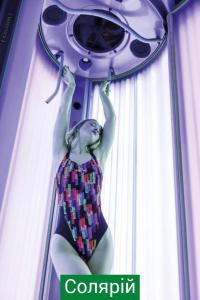 una estatua de una mujer colgando del techo en Hotel & Spa NEMO with dolphins, en Járkov