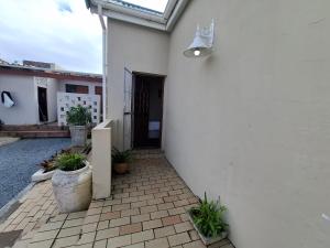 Budova, kde se penzion nachází + 1 fotografie