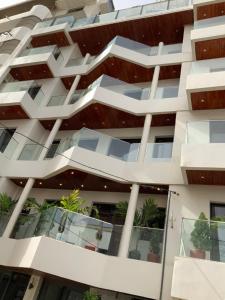 Una vista exterior de un edificio con balcones. en Appartement de rêve, en Dakar