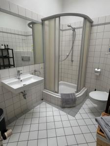 Et badeværelse på bright rooftop loft with river view