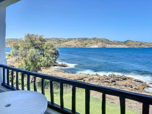 un balcone con vista sull'oceano di P98 - Bonito apartamento sobre el mar a Fornells