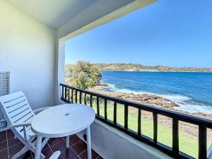 un balcone con tavolo e vista sull'oceano di P98 - Bonito apartamento sobre el mar a Fornells